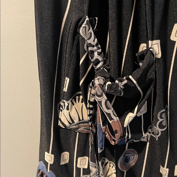 Chic Black Patterned Women's Blouse - Picture 3 of 3